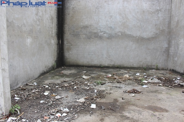 R&aacute;c được vứt khắp nơi ph&iacute;a c&ocirc;ng tr&igrave;nh chưa được ho&agrave;n thiện.