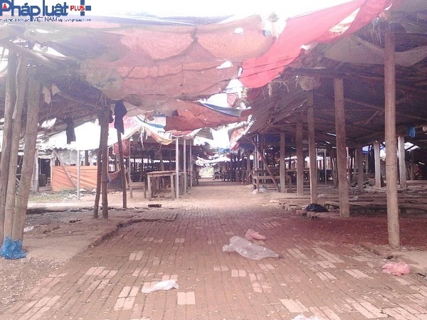 B&ecirc;n cạnh dự &aacute;n chợ Thị trấn được x&acirc;y dựng ho&agrave;nh tr&aacute;ng nhưng vẫn bị