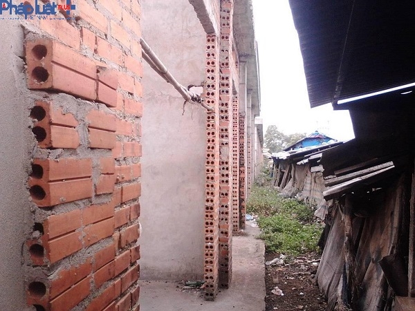 &nbsp;Chợ tạm v&agrave; dự &aacute;n chợ Hưng H&oacute;a ngay s&aacute;t nhau khiến quang cảnh nơi đ&acirc;y trở n&ecirc;n bi thương hơn.