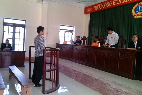 Bị c&aacute;o Thao trước v&agrave;nh m&oacute;ng ngựa.