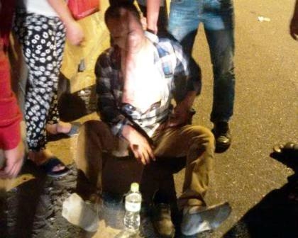 T&agrave;i x&ecirc; Kiện quỳ gối giữa đường xin tha. Ảnh tư liệu