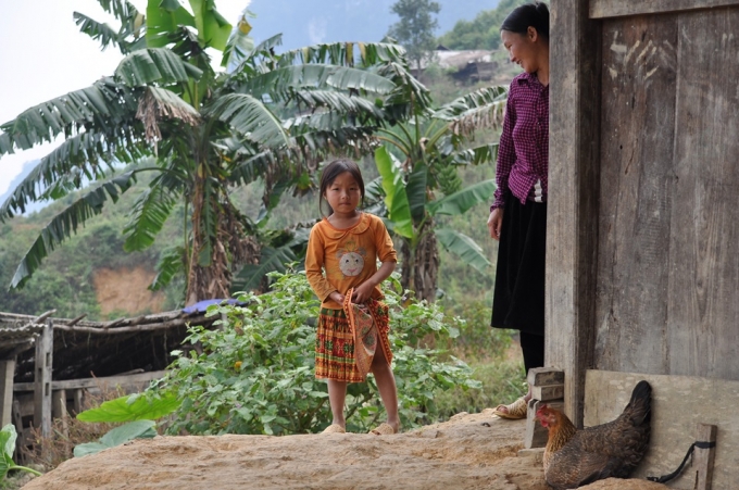 Manh &aacute;o mỏng chống trọi với c&aacute;i r&eacute;t m&ugrave;a Đ&ocirc;ng.