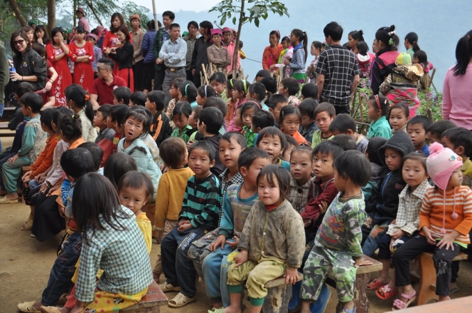 Học sinh lớp mầm non v&agrave; tiểu học trong buổi khai trương trường mới.