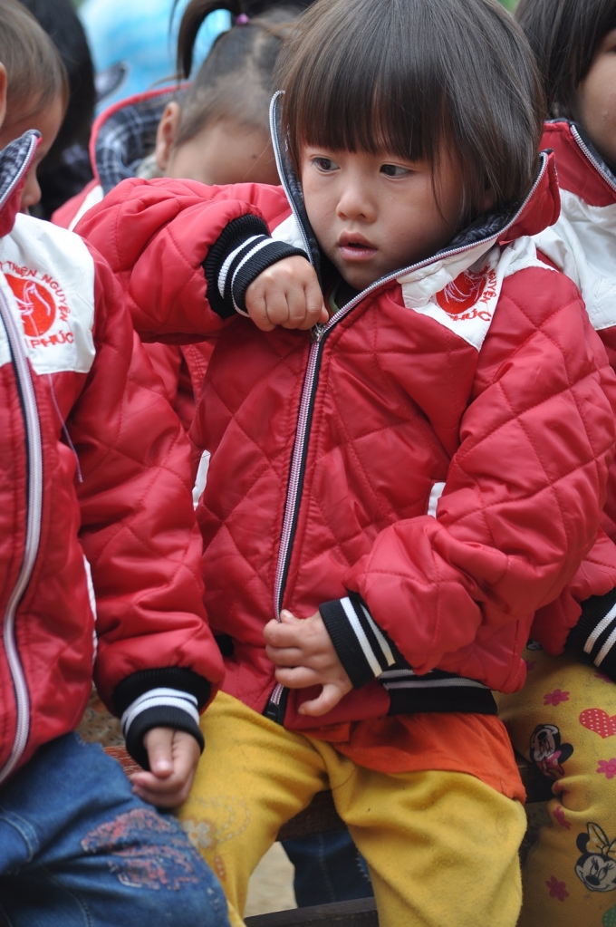 Niềm vui khi được kho&aacute;c tr&ecirc;n m&igrave;nh chiếc &aacute;o ấm.