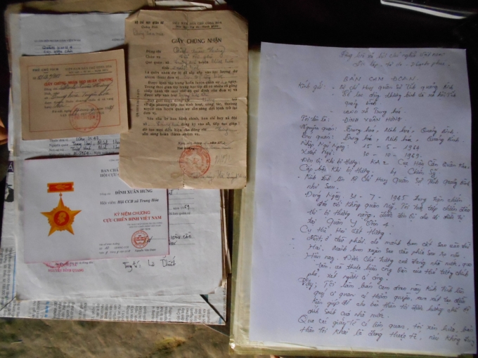 C&aacute;c giấy tờ chứng minh li&ecirc;n quan v&agrave; giấy chứng nhận đeo Hu&acirc;n chương &nbsp;của &ocirc;ng Đinh Xu&acirc;n Hưng.