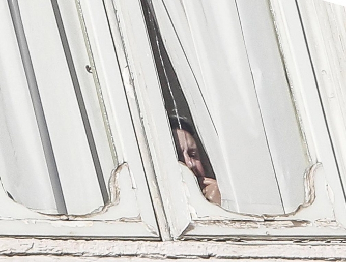 H&igrave;nh ảnh cựu Thủ tướng Italia, &ocirc;ng Matteo Renzi ph&iacute;a sau một tấm m&agrave;n che cửa sổ v&agrave;i ng&agrave;y sau khi tuy&ecirc;n bố từ chức Thủ tướng do thất bại trong cuộc trưng cầu d&acirc;n &yacute;. (Ảnh:&nbsp;Giuseppe Lami/EPA)