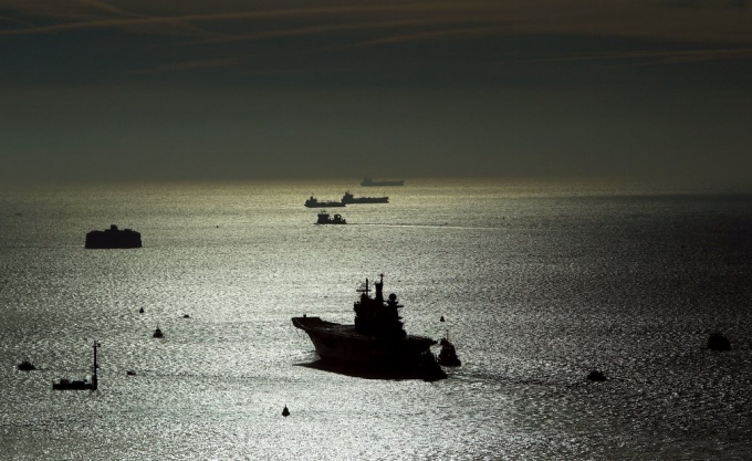 T&agrave;u s&acirc;n bay kh&ocirc;ng c&ograve;n sử dụng của Hải qu&acirc;n Ho&agrave;ng gia Anh mang t&ecirc;n HMS Illustrious rời khỏi bến cảng Portsmouth, hướng đến một b&atilde;i phế liệu ở Thổ Nhĩ Kỳ. (Ảnh:&nbsp;Steve Parsons/PA)