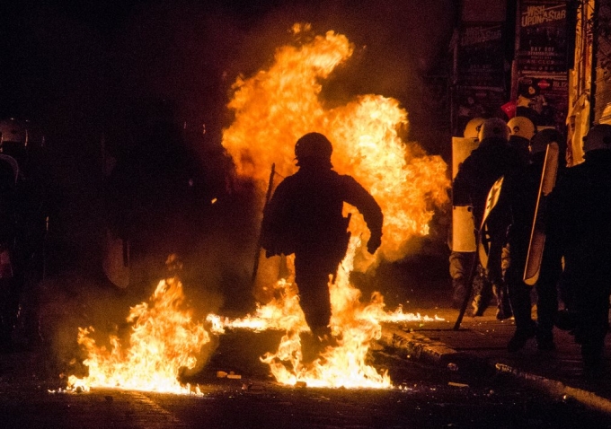 Cuộc đụng độ giữa người biểu t&igrave;nh v&agrave; cảnh s&aacute;t chống bạo động tại th&agrave;nh phố Athens sau khi diễn ra cuộc biểu t&igrave;nh tưởng nhớ Alexis Grigoroulos - cậu học sinh 15 tuổi bị giết chết một cảnh s&aacute;t v&agrave;o năm 2008. (Ảnh: G Panagakis / Barcroft)
