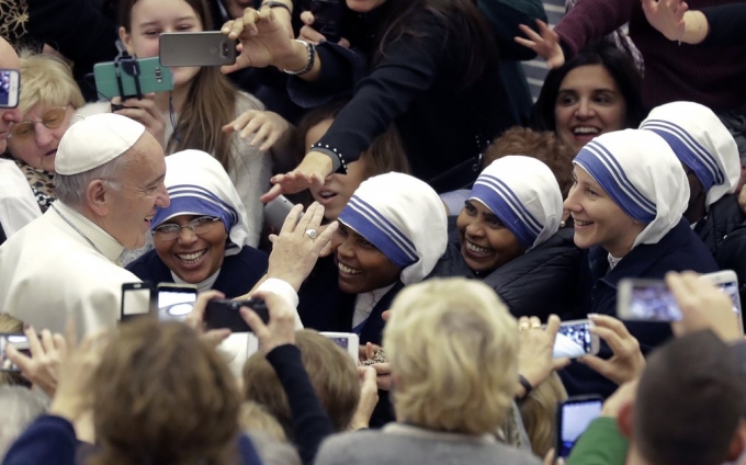 Gi&aacute;o ho&agrave;ng&nbsp;Pope Francis được ch&agrave;o đ&oacute;n bởi&nbsp;một nh&oacute;m c&aacute;c nữ tu trước khi thực hiện một b&agrave;i ph&aacute;t biểu h&agrave;ng tuần. (Ảnh: Andrew Medichini / AP)