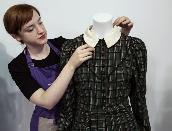 Một nh&acirc;n vi&ecirc;n chuẩn bị cho bộ v&aacute;y &aacute;o của C&ocirc;ng nương Diana trước khi diễn ra buổi đấu gi&aacute; mang t&ecirc;n