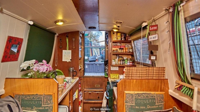 Mặc d&ugrave; vậy, cuộc sống tr&ecirc;n nh&agrave; thuyền kh&ocirc;ng phải d&agrave;nh cho bất cứ ai, đặc biệt l&agrave; những người kh&ocirc;ng chịu được kh&ocirc;ng gian hạn hẹp. Đa số nh&agrave; thuyền cũng kh&ocirc;ng được trang bị đầy đủ, hoặc thiếu đi nhiều thiết bị cần thiết. L&ograve; sưởi, hệ thống th&ocirc;ng gi&oacute;, bếp, nội thất, tủ, nh&agrave; vệ sinh,... cũng chỉ ở mức đủ d&ugrave;ng.&nbsp;