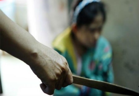 Giết vợ vì để con quấy khóc