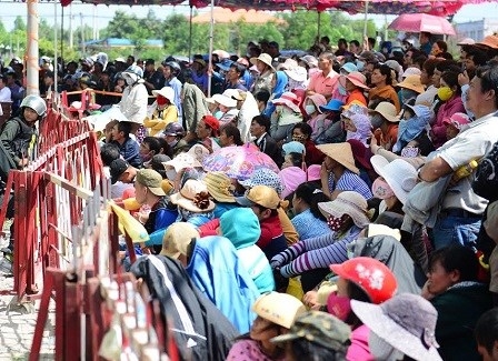 Người d&acirc;n xem một vụ x&eacute;t xử lưu động.