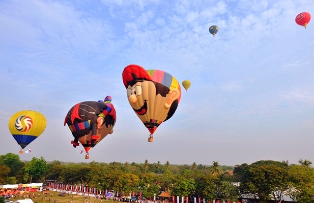 Quảng Nam kỳ vọng triển khai&nbsp;dịch vụ khinh kh&iacute; cầu sẽ thu h&uacute;t th&ecirc;m nhiều kh&aacute;ch du lịch. Ảnh:&nbsp;Khinh kh&iacute; cầu tại Festival Huế 2016.