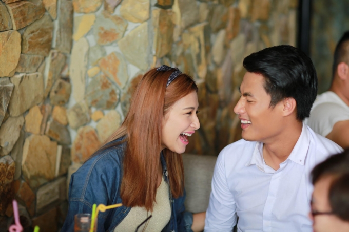 Mạc Hồng Qu&acirc;n v&agrave; Emmy Nguyễn nắm tay nhau tr&ecirc;n phim trường