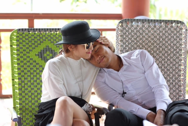 Mạc Hồng Qu&acirc;n v&agrave; Emmy Nguyễn nắm tay nhau tr&ecirc;n phim trường