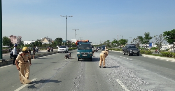 Clip CSGT quét dọn đá rơi trên đường dưới trời nắng