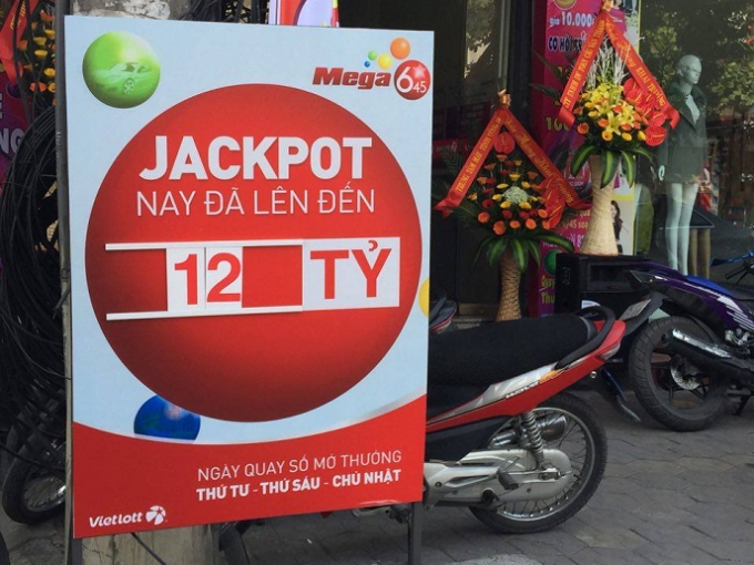 Xổ số Vietlott về tỉnh, nhiều người đổ x&ocirc; đi thử vận may