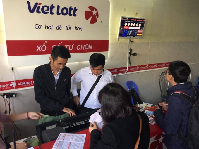 Rất nhiều người đến t&igrave;m mua cho m&igrave;nh những d&atilde;y số may mắn.