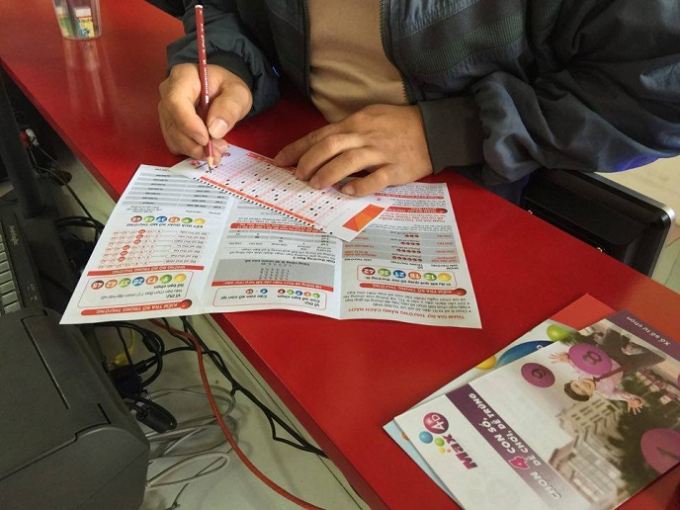 Kh&aacute;ch mua v&eacute; tự chọn những con số của m&igrave;nh.