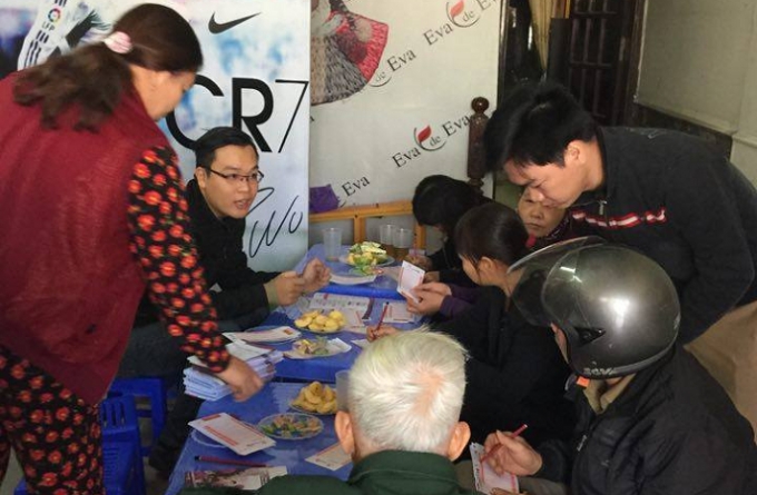 Tại mỗi đại l&eacute; b&aacute;n v&eacute; đều c&oacute; đội ngũ hướng dẫn cho kh&aacute;ch đến mua.