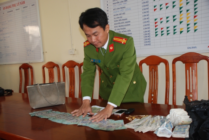 C&aacute;n bộ C&ocirc;ng an huyện Việt Y&ecirc;n kiểm tra lại t&agrave;i sản trước khi b&agrave;n giao cho đại diện gia đ&igrave;nh bị mất trộm.