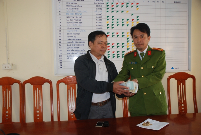 &Ocirc;ng Nguyễn Văn Hoan (b&ecirc;n tr&aacute;i) ở x&atilde; Tự Lạn, Việt Y&ecirc;n nhận lại t&agrave;i sản bị mất từ c&aacute;n bộ c&ocirc;ng an huyện Việt Y&ecirc;n.