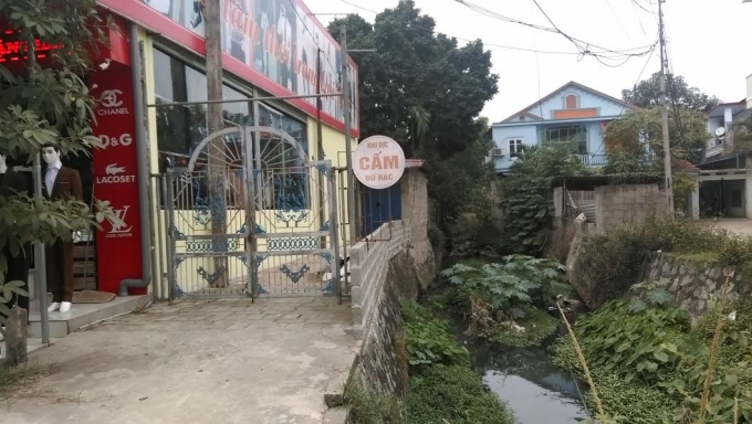 Chiếc cổng r&agrave;o của gia đ&igrave;nh b&agrave; T&aacute;m.