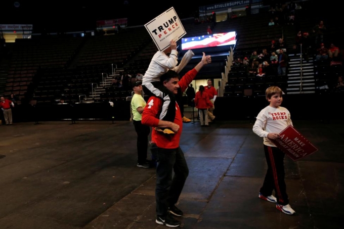 Những người ủng hộ &ocirc;ng Trump tới tham dự sự kiện cảm ơn ở Cincinati, bang Ohio. (Ảnh: Reuters)