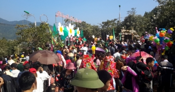 Quảng Ninh: Biển người náo nức tham gia Hội hoa sở 2016