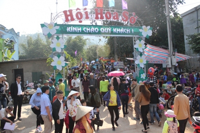 Ngay trong s&aacute;ng nay (10/12), h&agrave;ng ngh&igrave;n lượt du kh&aacute;ch đ&atilde; đến với B&igrave;nh Li&ecirc;u tham gia Hội hoa Sở.