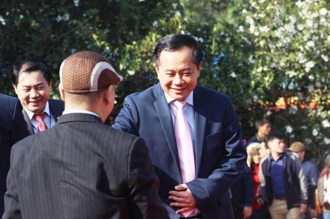 &Ocirc;ng Mai Vũ Tuấn, B&iacute; thư Huyện ủy B&igrave;nh Li&ecirc;u tiếp đ&oacute;n c&aacute;c quan kh&aacute;ch tham dự Hội hoa Sở 2016.