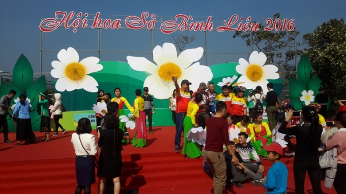 Du kh&aacute;ch chụp ảnh lưu niệm sau khi khai Hội hoa Sở.