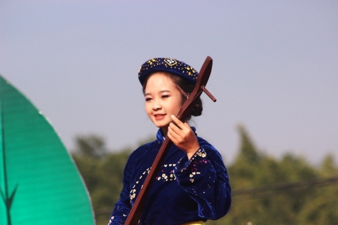 Diễn vi&ecirc;n &nbsp;tham gia biểu diễn nghệ thuật tại Hội hoa Sở.