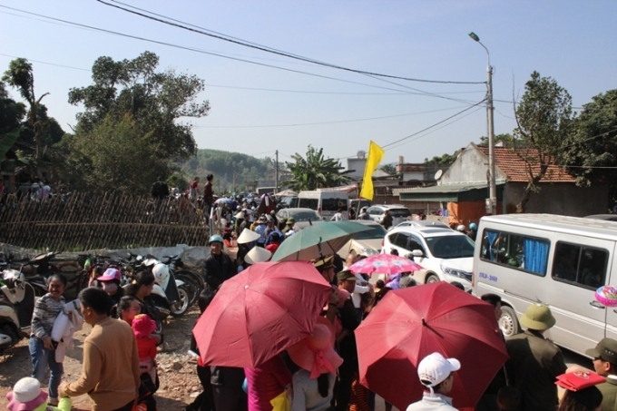 Đo&agrave;n người đ&ocirc;ng nghịt tham gia lễ hội.