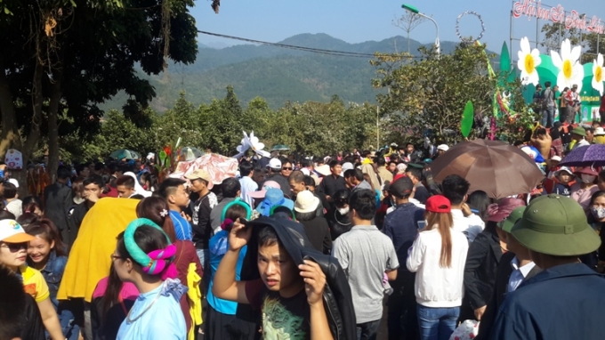 Quảng Ninh: Biển người n&aacute;o nức tham gia Hội hoa sở 2016