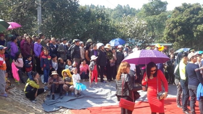 Quảng Ninh: Biển người n&aacute;o nức tham gia Hội hoa sở 2016