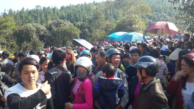 Quảng Ninh: Biển người n&aacute;o nức tham gia Hội hoa sở 2016