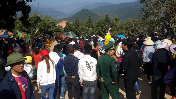 Quảng Ninh: Biển người n&aacute;o nức tham gia Hội hoa sở 2016