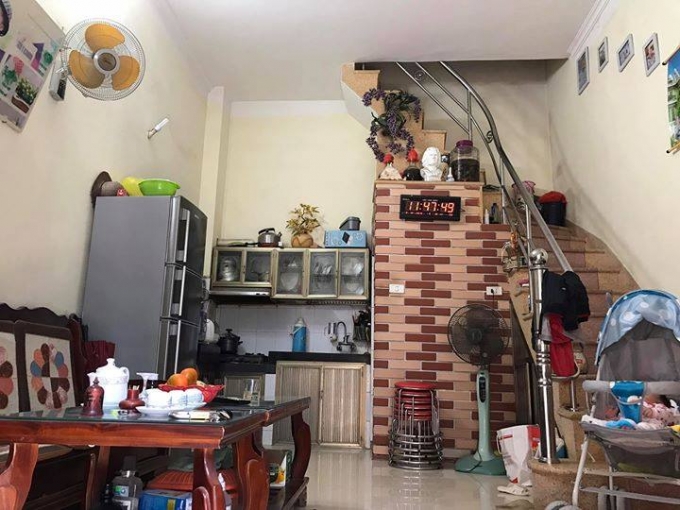 Tầng 1 ph&ograve;ng kh&aacute;ch của gia chủ hiện vẫn đang sống tại đ&acirc;y đầy đủ v&agrave; tiện nghi với thiết kế ph&ugrave; hợp với căn nh&agrave; gồm ph&ograve;ng&nbsp;kh&aacute;ch, bếp v&agrave; nh&agrave; vệ sinh.