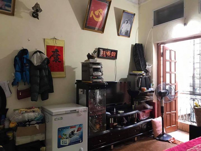 Một g&oacute;c ph&ograve;ng ngủ hướng ra ban c&ocirc;ng tho&aacute;ng m&aacute;t.