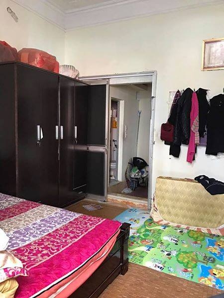 Tầng 2 của căn nh&agrave; gồm ph&ograve;ng ngủ v&agrave; nh&agrave; vệ sinh đầy đủ tiện nghi, tho&aacute;ng, đẹp.