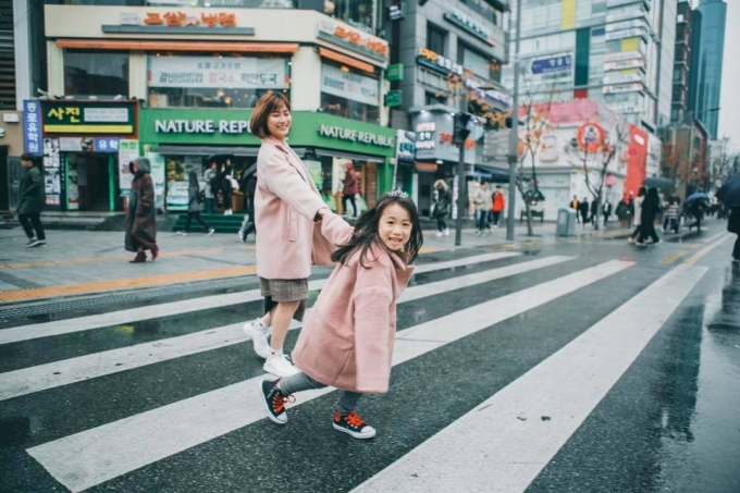 Hai mẹ con c&oacute; chung sở th&iacute;ch l&agrave; đi&nbsp;du lịch&nbsp;v&agrave; ghi lại những khoảnh khoắc đ&aacute;ng y&ecirc;u b&ecirc;n nhau.&nbsp;&nbsp;(Ảnh: FB T&acirc;m Mint).