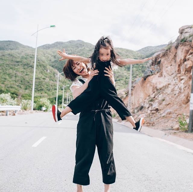 Những h&igrave;nh ảnh đ&aacute;ng y&ecirc;u kh&aacute;c của 2 mẹ con cũng thường xuy&ecirc;n được Facebooker n&agrave;y chia sẻ tr&ecirc;n trang c&aacute; nh&acirc; của m&igrave;nh.&nbsp;&nbsp;(Ảnh: FB T&acirc;m Mint).