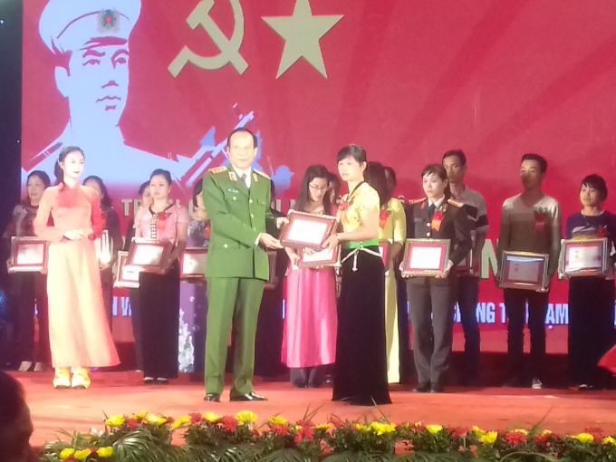 Vinh danh c&aacute;c điển h&igrave;nh ti&ecirc;n tiến c&ugrave;ng nh&acirc;n th&acirc;n của c&aacute;c chiến sĩ đ&atilde; anh dũng hy sinh trong sự nghiệp đấu tranh với tội phạm ma t&uacute;y.