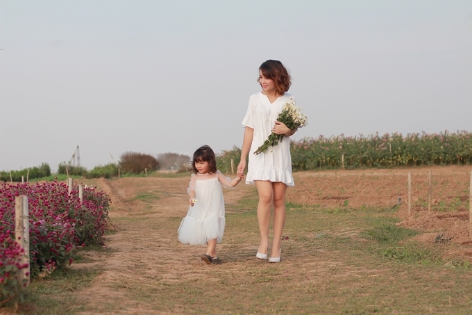 Mỗi năm đến mua c&uacute;c họa mi về tr&ecirc;n phố l&agrave; người người ta lại n&ocirc; nức n&agrave;o mua, n&agrave;o ngắm n&agrave;o k&eacute;o nhau tới c&aacute;c ruộng, c&aacute;c vườn trồng hoa để chụp ảnh, v&agrave; h&ocirc;m nay b&eacute; Triệu Phương Nhi (H&agrave; Nội) cũng được mẹ cho đi ngắm hoa để ghi lại những khoảnh khắc đẹp nồng n&agrave;n như thế.