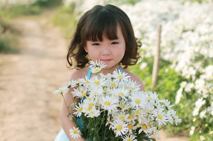 Năm nay b&eacute; Phương Nhi mới l&ecirc;n 4 tuổi, ở c&aacute;i tuổi m&agrave; sự trong s&aacute;ng, hồn nhi&ecirc;n, khiến ai cũng phải đắm say.