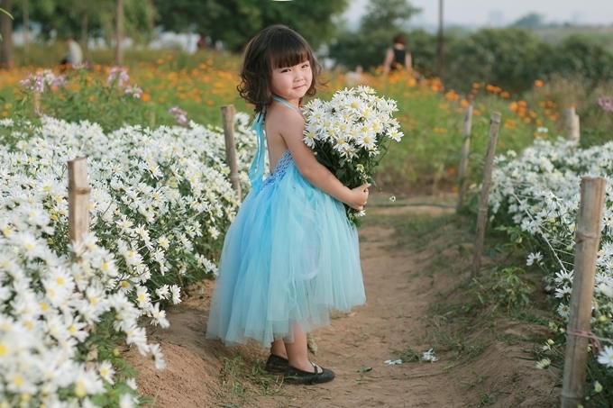 D&ugrave; nhỏ tuổi nhưng Phương Nhi đ&atilde; biết tạo d&aacute;ng trước ống k&iacute;nh, biết h&ograve;a m&igrave;nh v&agrave;o những sắc hoa để dưới g&oacute;c chụp của nh&agrave; nhiếp ảnh, b&eacute; như một thi&ecirc;n thần l&agrave;m ng&acirc;y ngất l&ograve;ng người.&nbsp;