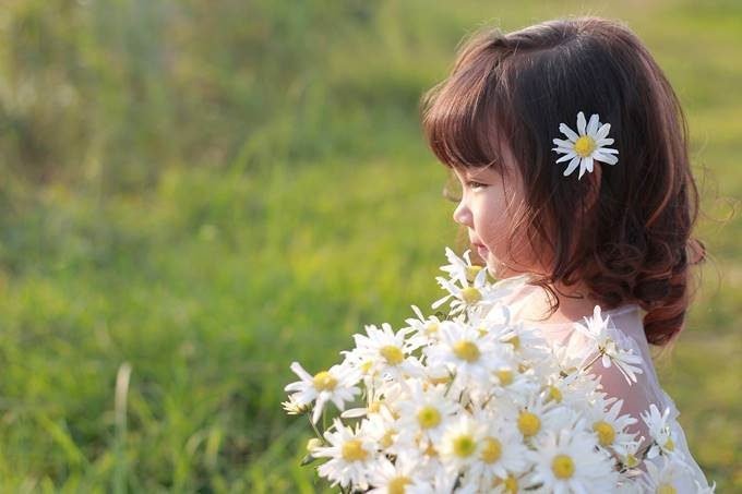 Nh&igrave;n trẻ thơ vui đ&ugrave;a, trong veo b&ecirc;n những c&aacute;nh hoa, chắc ai bắt gặp cũng cảm thấy mọi muộn phiền đều như tan biến.