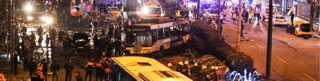 Reuters dẫn lời Bộ trưởng Nội vụ Thổ Nhĩ Kỳ, &ocirc;ng Suleyman Soylu cho biết &iacute;t nhất 29 người thiệt mạng v&agrave; 166 người bị thương sau một vụ đ&aacute;nh bom xe v&agrave; một vụ bị nghi l&agrave; đ&aacute;nh bom tự s&aacute;t diễn ra b&ecirc;n ngo&agrave;i s&acirc;n vận động Vodafone Area. (Ảnh:&nbsp;Getty)